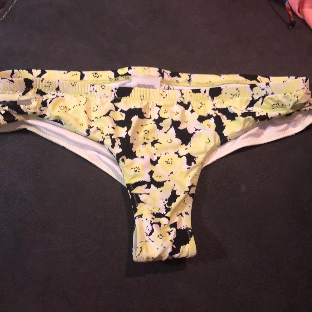 Volvo’s L bikini bottoms